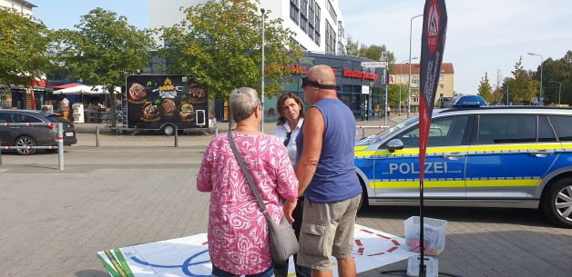 Mittels Rauschbrille begleitet Polizeihaupmeisterin Jeannette Damrath-Rekowsky einen Probanden im Parkour.