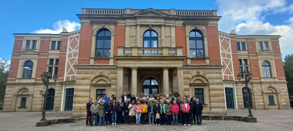 Gruppenfoto vor dem Festspielhaus