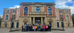 Gruppenfoto vor dem Festspielhaus