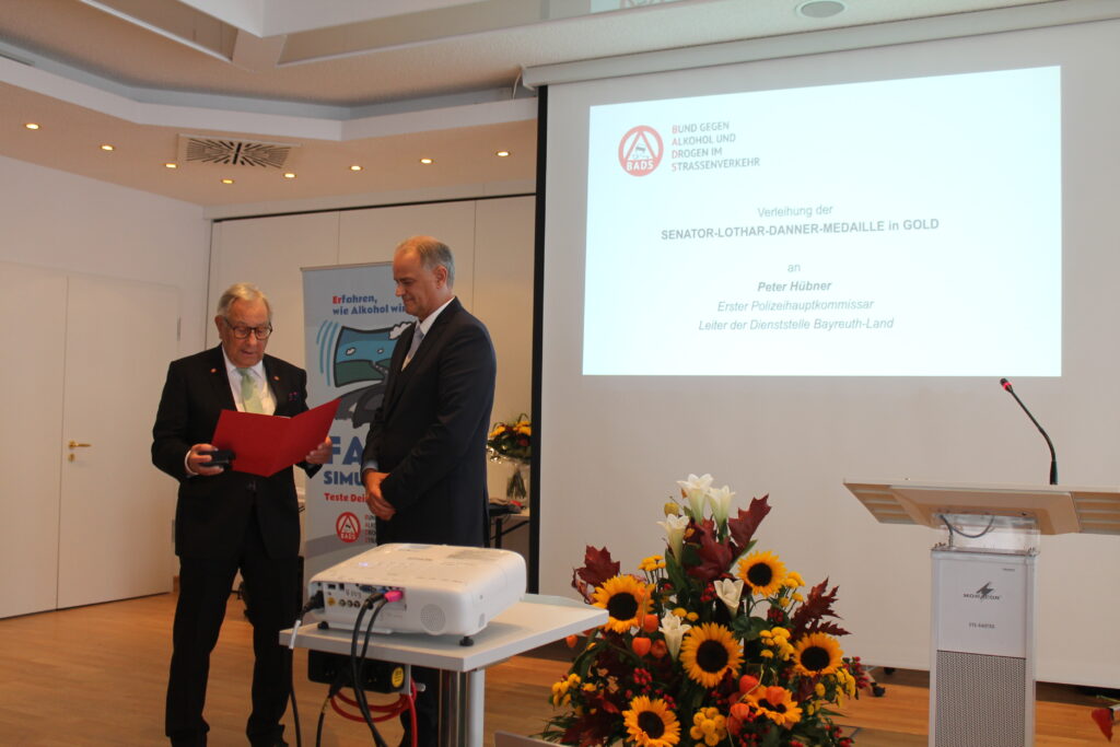 Übergabe SLD-Medaille an PHK Peter Hübner